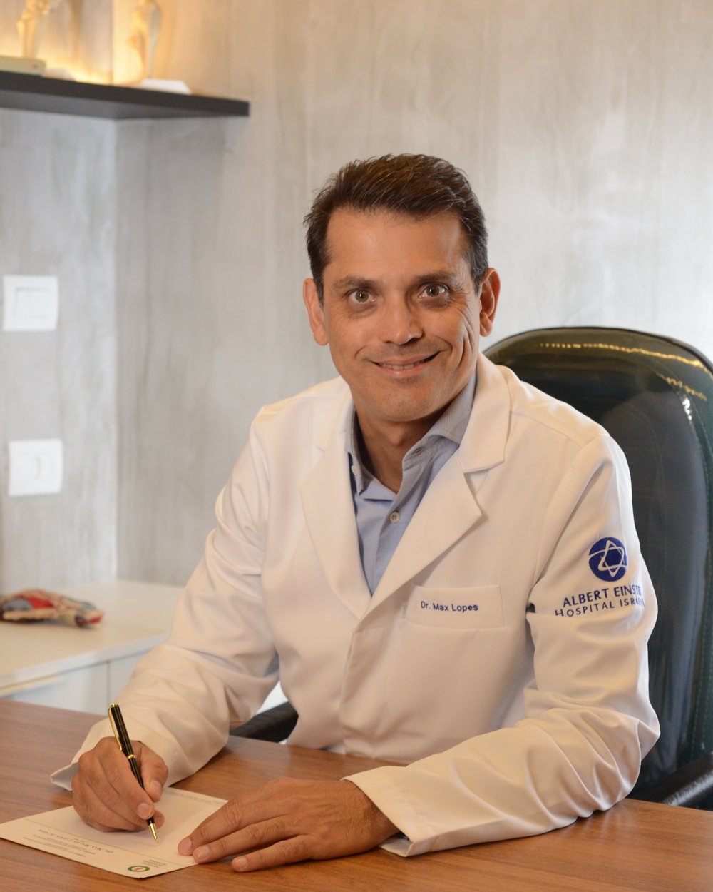 Dr. Max Lopes Jr em consulta no consultório, em Goiânia