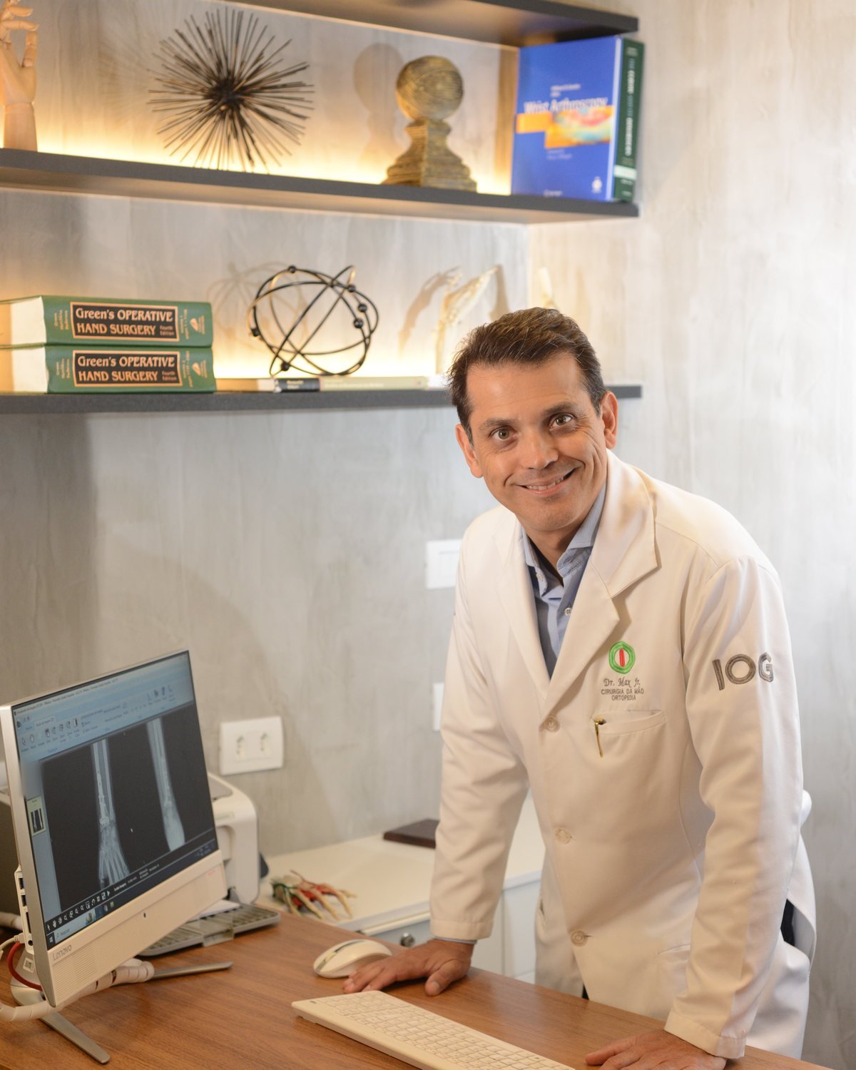 Dr. Max Lopes Jr, ortopedista especialista em cirurgia da mão, em seu consultório no Instituto Ortopédico de Goiânia